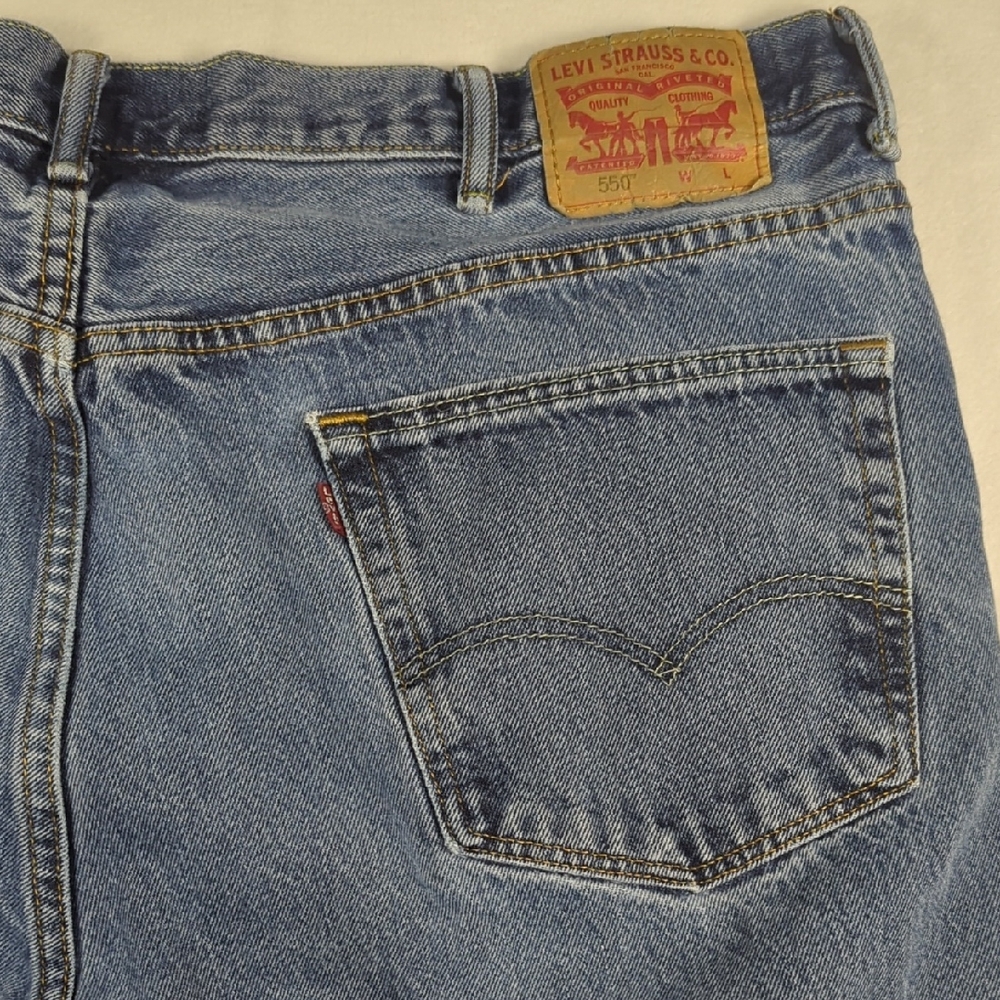 Levi's 550 Tapered Relaxed Fit Medium Wash Mens‎ Jeans Size 44
